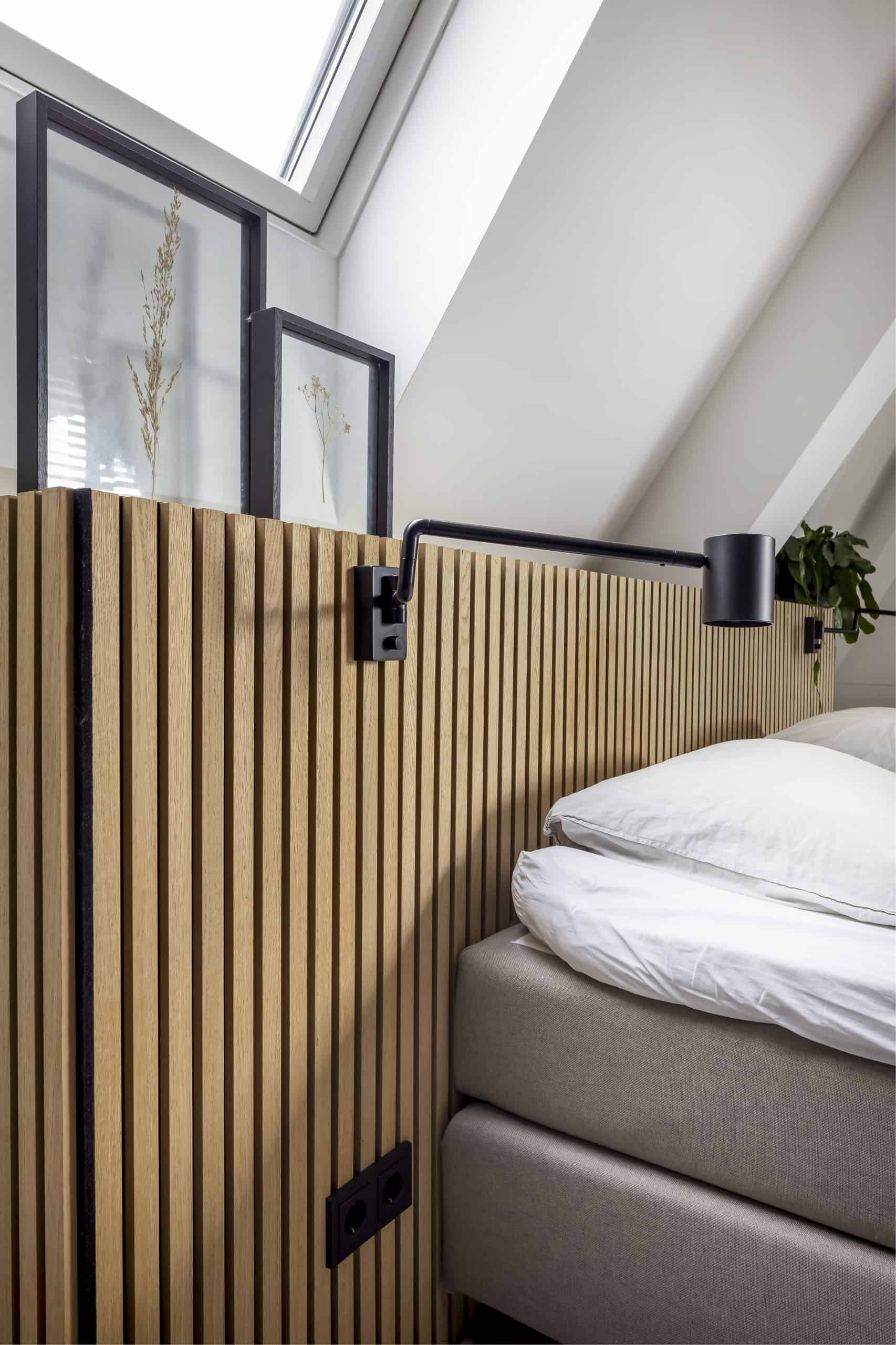 Interieurontwerp penthouse - akupanels woodupp achter bed - hoofdbord bed